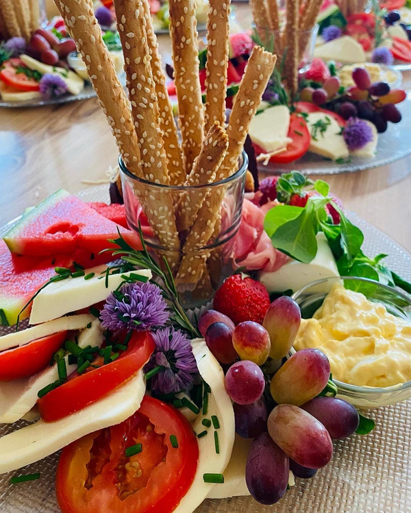 Frühlingshaftes Heurigen-Brett