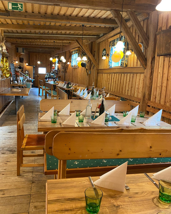 Dekorierte Tafel im Hüttenstadl